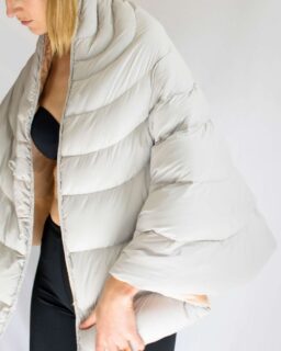 Composed of 60% Typha fibre and 40% recycled polyester, with a manufacturing process that prioritises sustainability and traceability. Ponda Biopuff by @Ponda.bio / More at MaterialDistrict.com

#MaterialoftheDay #Materials #Insulation #ThermalInsulation #FashionDesign