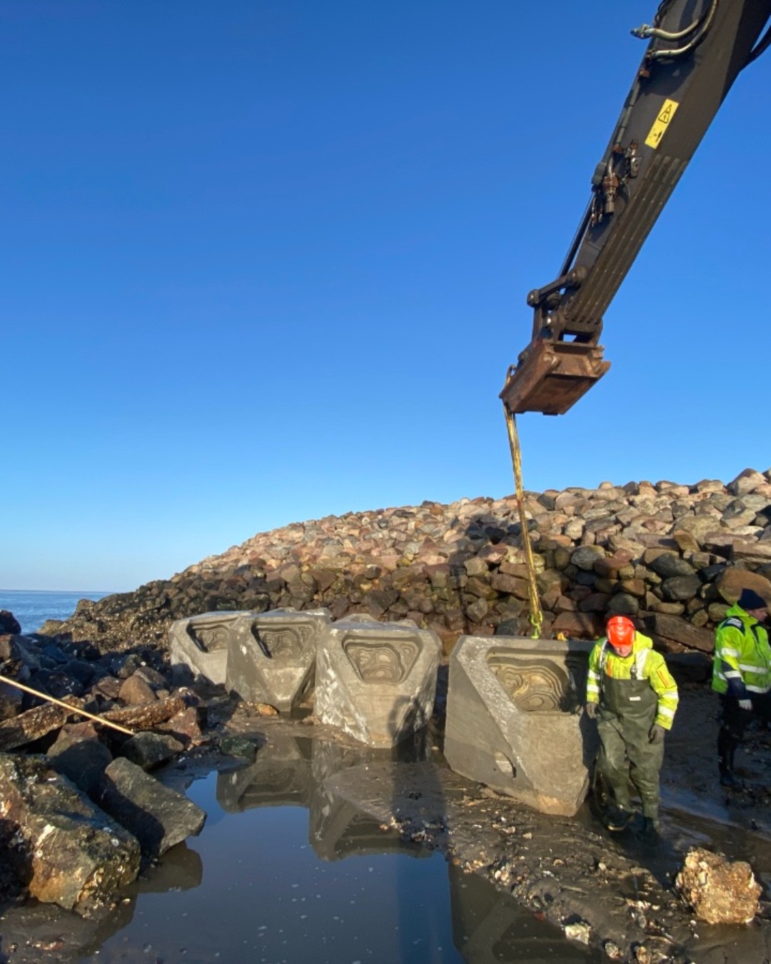 At the Port of Esbjerg in Denmark, a new infrastructure project shows how circular materials and ecological design can work together. In collaboration with @ECOncrete_ , the port reuses dredged sediment to create concrete elements for coastal protection. At the same time, the project supports marine biodiversity.

Read more at MaterialDistrict.com

#MaterialInspiration #Materials #CircularDesign #CoastalInfrastructure #SustainableConcrete #MaterialInnovation #CircularEconomy #BlueInfrastructure #Biodiversity #NatureInclusiveDesign #LowCarbonMaterials #MarineDesign