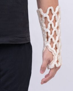 Singapore-based medical technology company @castomizetechnologies has developed a series of 4D printed orthopaedic casts that combine lightweight structures, smart materials and additive manufacturing. The casts offer an alternative to conventional fibreglass immobilisers and focus on comfort, breathability and easier application.
Read more at MaterialDistrict.com
#MaterialInspiration #Materials #4DPrinting #AdditiveManufacturing #SmartMaterials #MedicalDesign #Orthopaedics #Thermoplastics #HealthcareInnovation #MaterialInnovation #3DPrinting #ProductDesign #Biocompatible #WearableTechnology #AdvancedMaterials #CircularDesign #Castomize