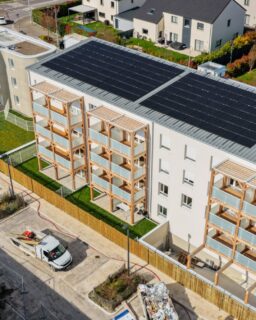 .@Plurial_Novilia has completed ViliaSprint², a social housing development in Bezannes, France. The project, realised in collaboration with @peri3dconstruction and @cobodinternational, comprises 12 apartments across three storeys and provides approximately 800 m² of living space.

According to the project partners, ViliaSprint² is currently the largest 3D printed multi-family residential building in Europe. They also describe it as the first building in France where teams printed both the load-bearing structure and all walls directly on site.

PERI 3D Construction used a COBOD BOD2 printer to deposit concrete layer by layer and create the building’s structural shell and walls. The team carried out all printing activities on site.

Read more at MaterialDistrict.com

#MaterialInspiration #Materials #3DPrinting #3DConcretePrinting #DigitalConstruction #Architecture #HousingDesign #MaterialInnovation #SustainableConstruction #LowCarbonConstruction #BuildingTechnology #MaterialDistrict