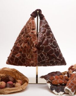 Fruit waste can serve as a valuable raw material for sustainable design. PEEL, a material research project by designer @designedbynef, shows how discarded fruit skins can become biodegradable materials for furniture and accessories. The project avoids synthetic additives, adhesives and chemical treatments. Instead, it highlights the natural properties of the material while reducing waste and supporting circular design.
Read more at MaterialDistrict.com
#MaterialInspiration #Materials #BiodegradableMaterials #FruitWaste #BioBasedMaterials #CircularDesign #MaterialInnovation #SustainableDesign #Biodesign #FurnitureDesign #AccessoryDesign #MaterialResearch #NaturalMaterials #DesignInnovation #ProductDesign #MaterialDistrict