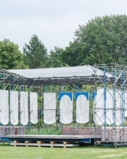 Temporary architecture often depends on newly manufactured materials. Teams assemble these structures for a single event before dismantling them again. @studio___method offers a different approach. The Rotterdam-based practice designed a festival stage using structural components that already had a future purpose. Instead of buying new materials or recycling existing ones, the team borrowed construction elements and returned them after the event. This approach demonstrates how temporary architecture can fit within a circular material system.
Read more at MaterialDistrict.com
#MaterialInspiration #Materials #CircularDesign #MaterialReuse #TemporaryArchitecture #CircularConstruction #AdaptiveReuse #Scenography #StageDesign #BuildingMaterials #DesignInnovation #StudioMethod