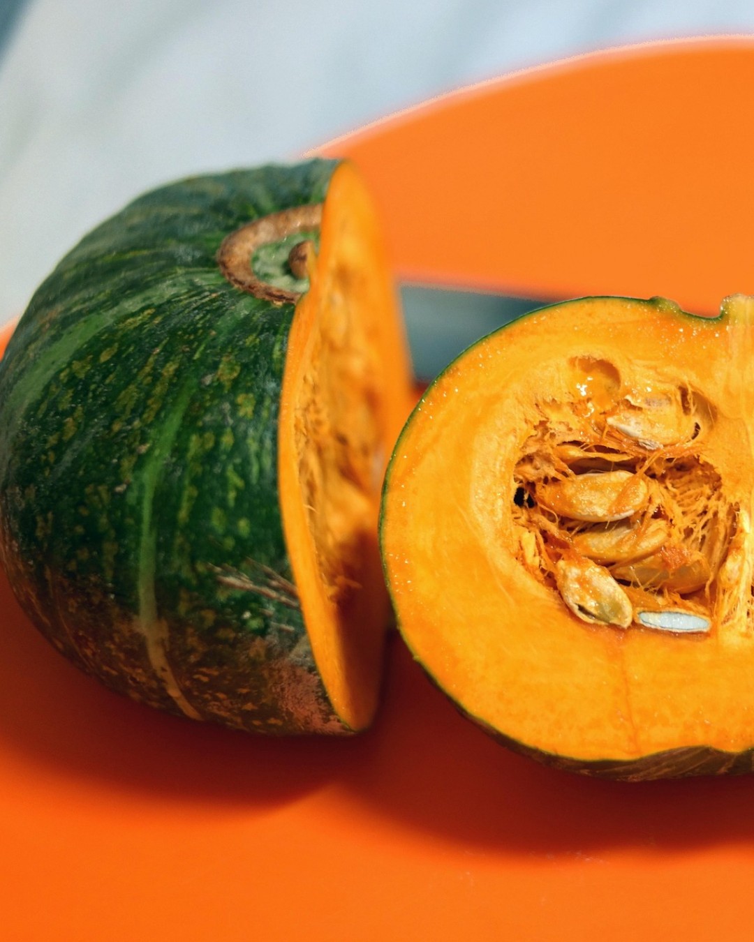 Researchers at @KyushuUniversity in Japan have developed a biodegradable packaging material made partly from discarded pumpkin peel. The composite film could help preserve fresh produce, reduce transport damage and provide an alternative to conventional plastic packaging. The researchers published their findings in Food Research International.

Read more at MaterialDistrict.com

#MaterialInspiration #Materials #PumpkinPeel #FoodPackaging #BiodegradablePackaging #AgriculturalWaste #MaterialInnovation #CircularDesign #FoodWaste #SustainableMaterials #BiobasedMaterials #PackagingDesign