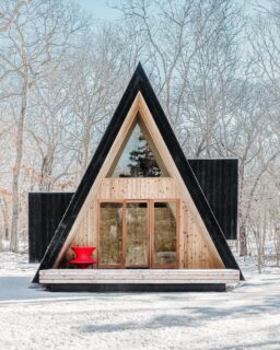 .@be_design.space has completed Woods Retreat, a compact wellness space set within a wooded landscape in Springs, East Hampton, New York. The 56-square-metre building combines a charred Accoya exterior with yellow cedar and plywood interiors. Designed for meditation, yoga, sauna sessions and ice bathing, the project demonstrates how durable timber materials can support a small, adaptable architectural programme.

Read more at MaterialDistrict.com

#MaterialInspiration #Materials #Wood #CharredAccoya #Accoya #TimberArchitecture #WoodCladding #WellnessArchitecture #SustainableDesign #AFrame #InteriorDesign #EastHampton #BEDesign