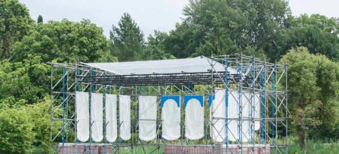 Stage Design From Borrowed Building Materials Explores Reuse in Temporary Architecture
